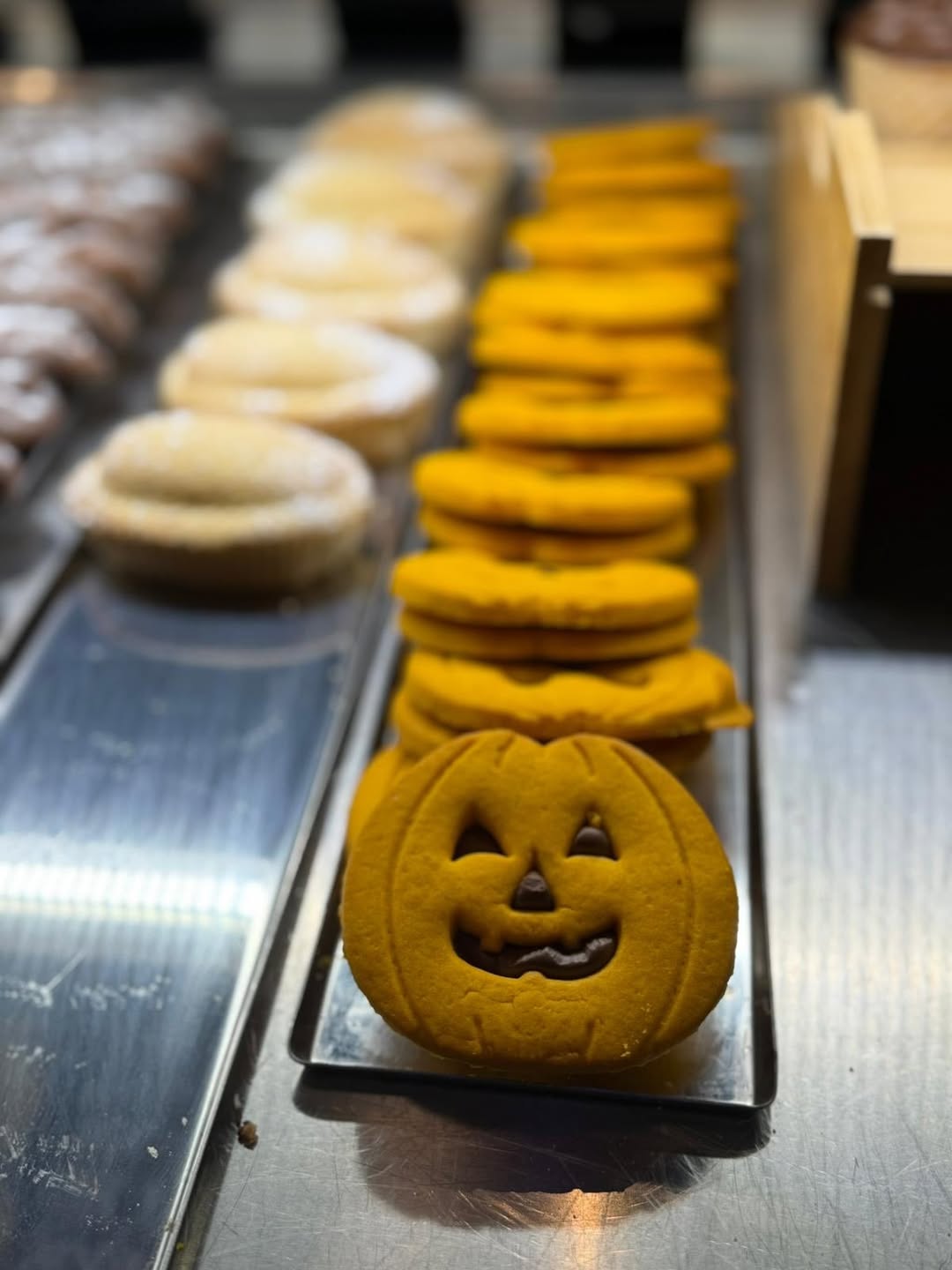 Biscotto a forma di zucca tra i frollini in vetrina