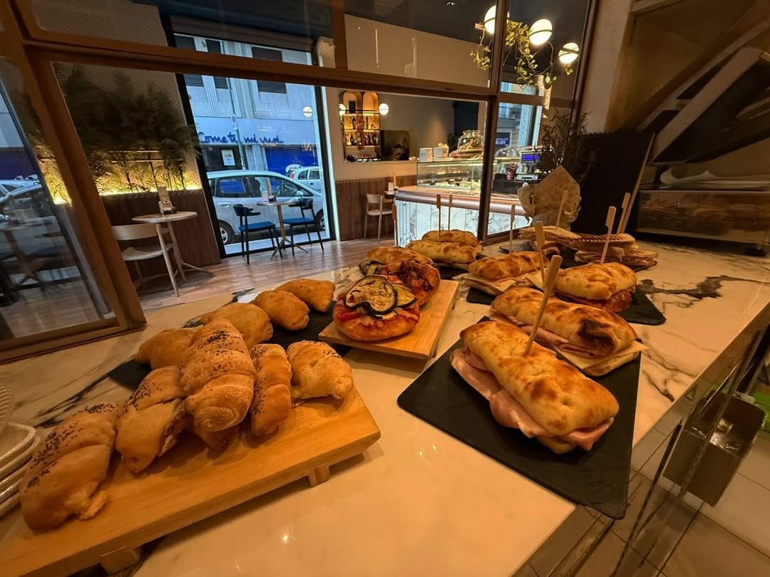 Cornetti e focacce sul banco della colazione