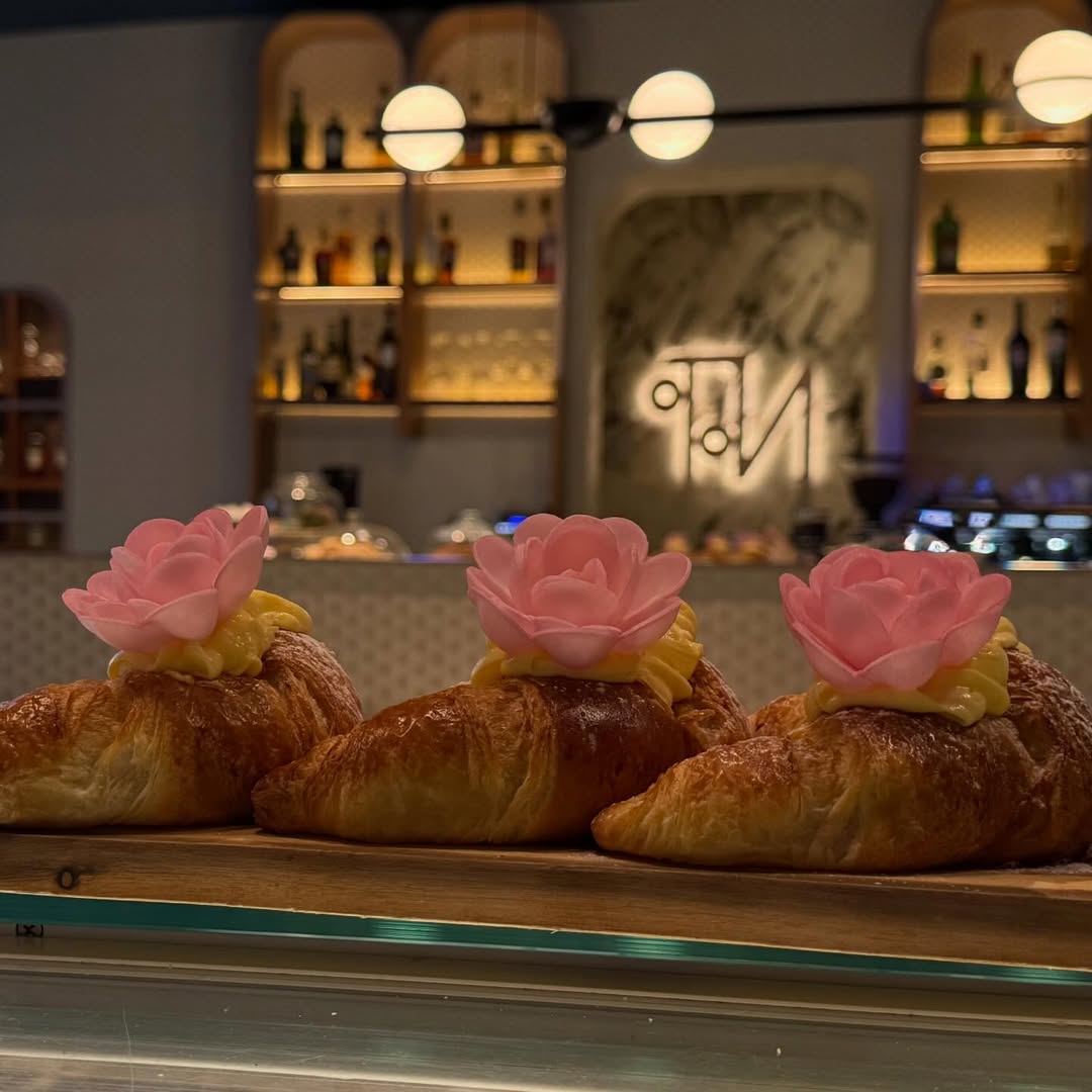 Cornetti decorati con rose di zucchero, con l'insegna Noto sullo sfondo